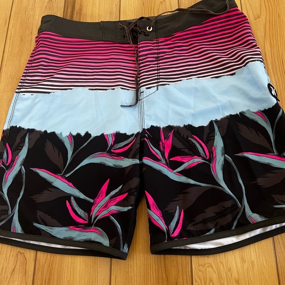 Men’s Hurley board shorts - Picture 1 of 3